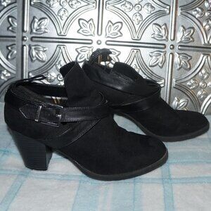Justfab Size 8 Buckle Strap Design Black Closed Toe Heels